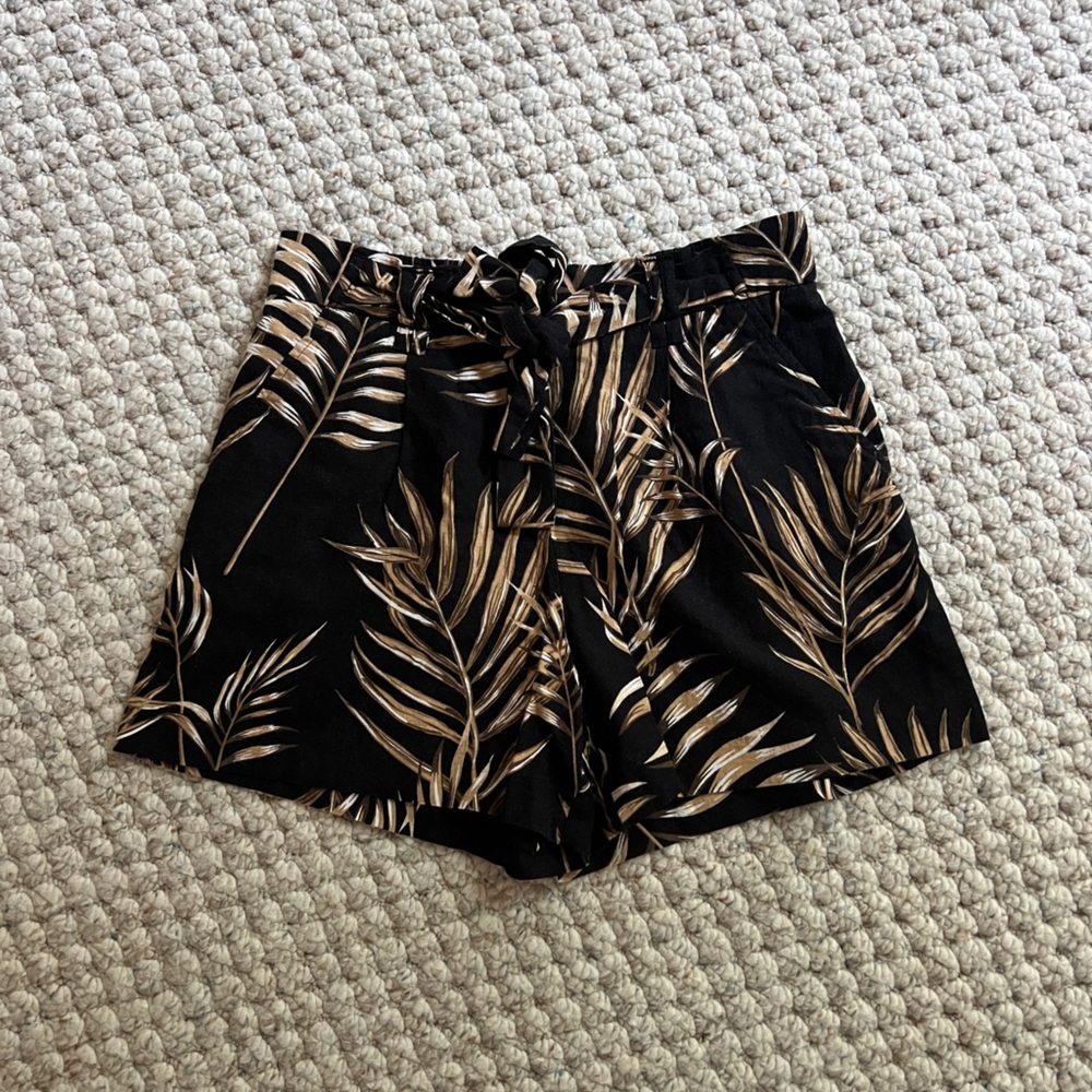 C&C California Black and Tan Leaf Print Paper Bag Shorts